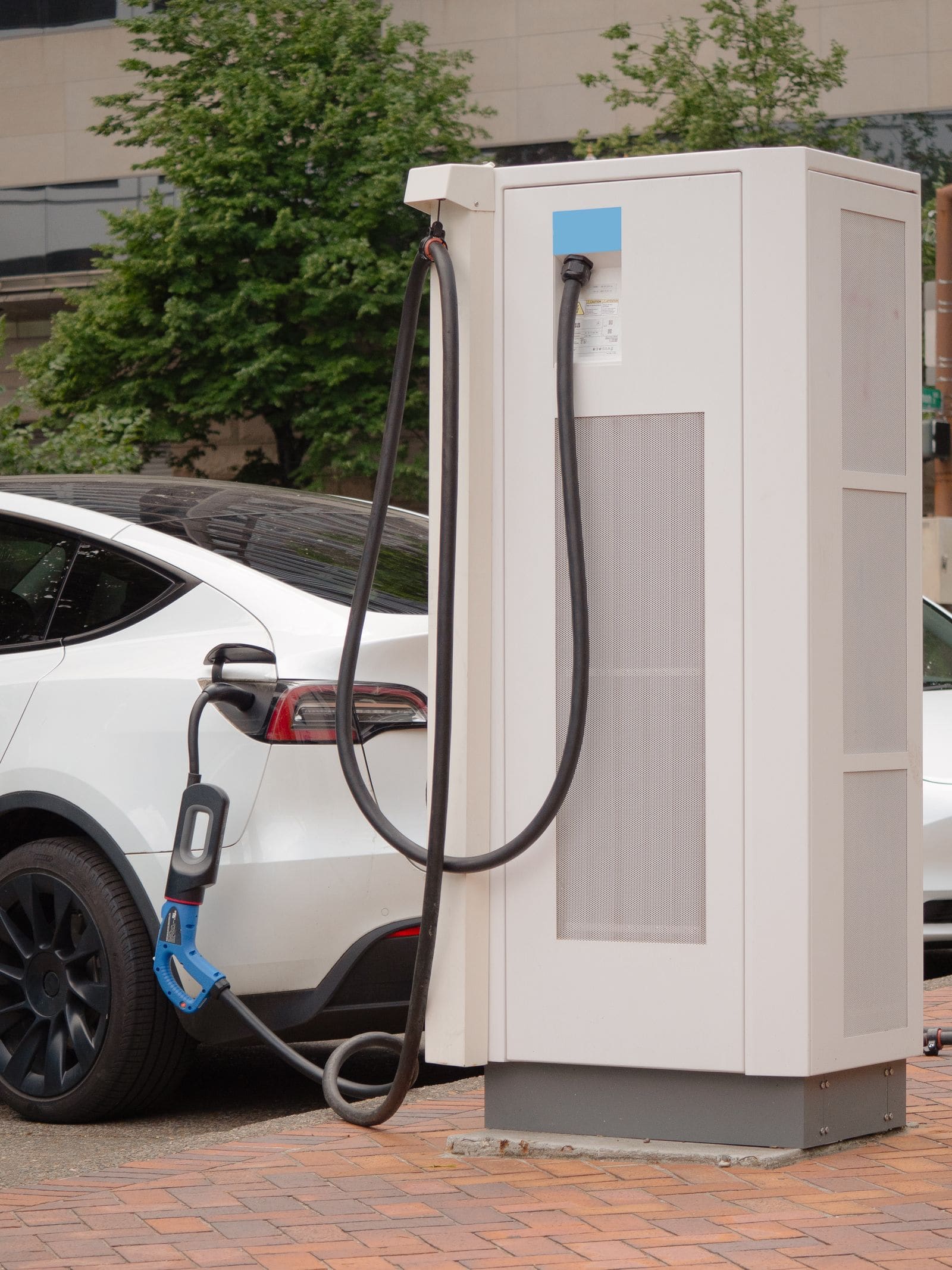 Carro elétrico conectado a uma estação pública de recarga