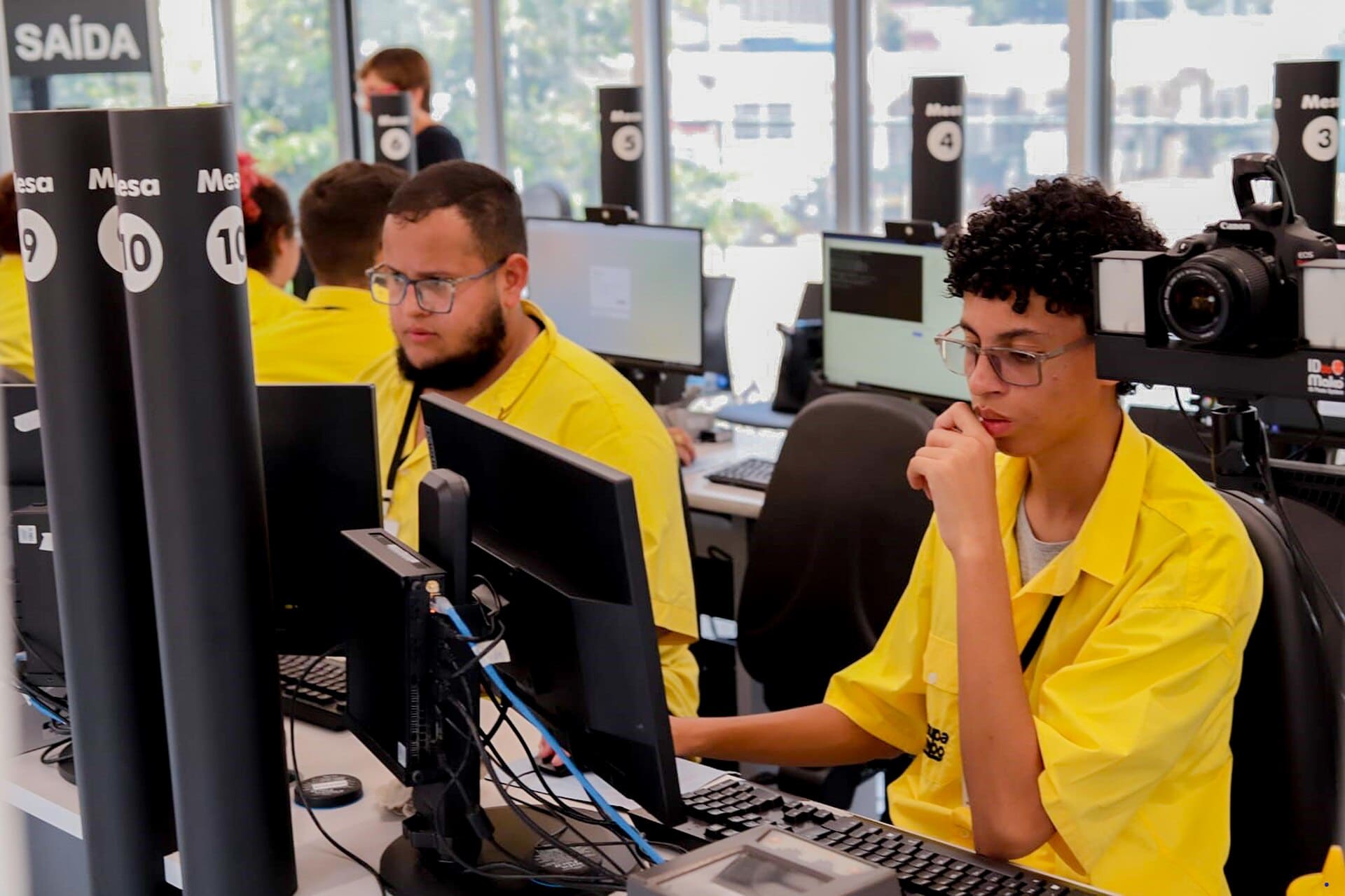 Atendentes trabalham em terminais de computador em posto público de atendimento ao cidadão no Brasil
