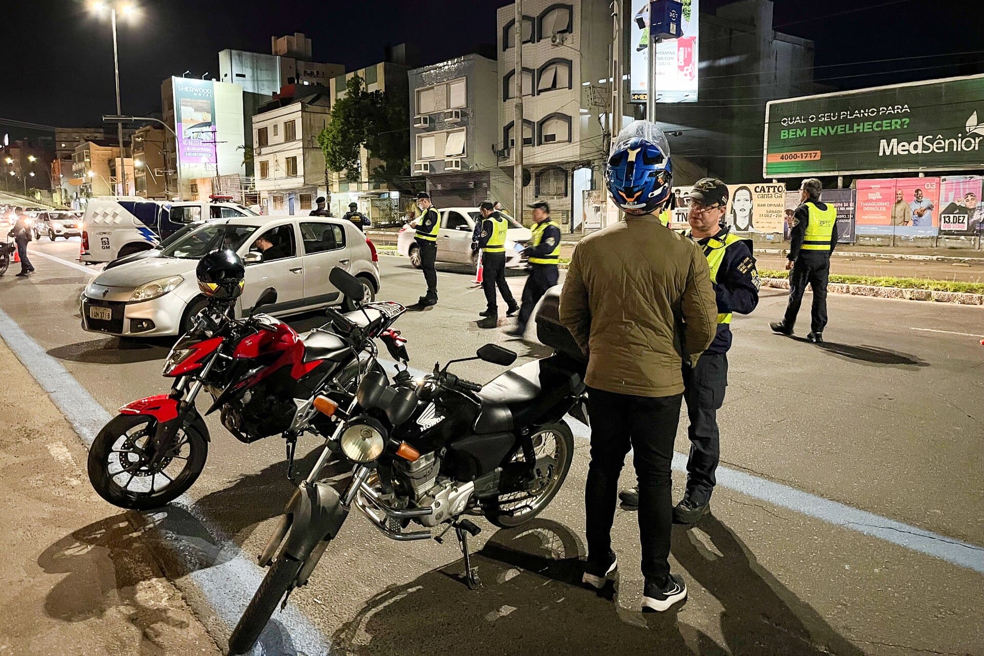 Condutor é abordado por agentes de trânsito durante operação noturna de fiscalização de habilitação