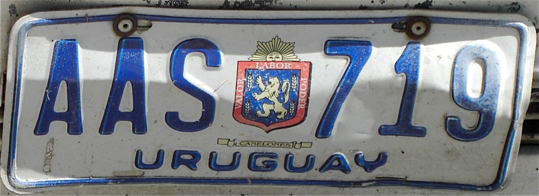 Documento de registro de veículo junto às chaves de um carro