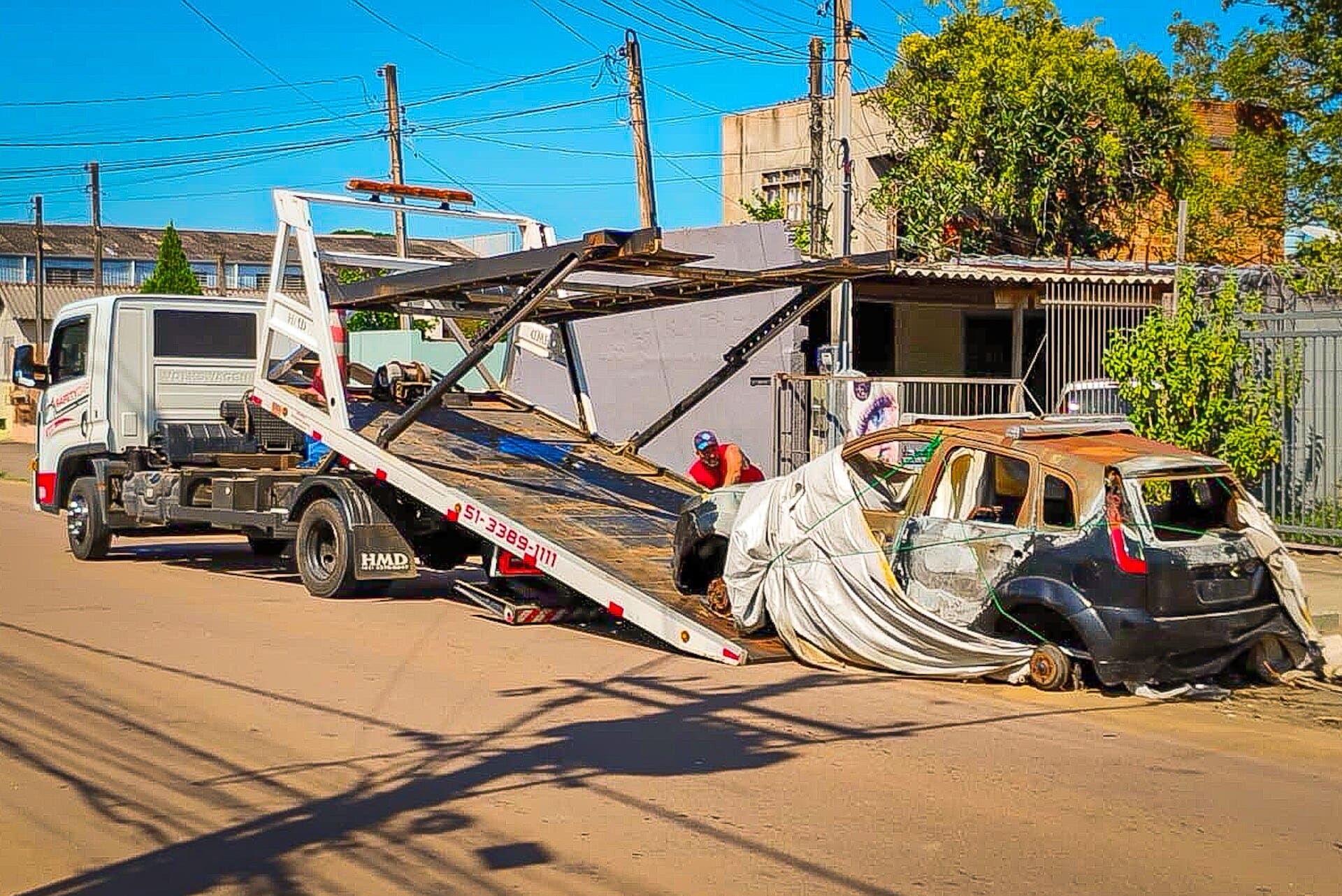 Remoção de veículo sucateado por guincho municipal