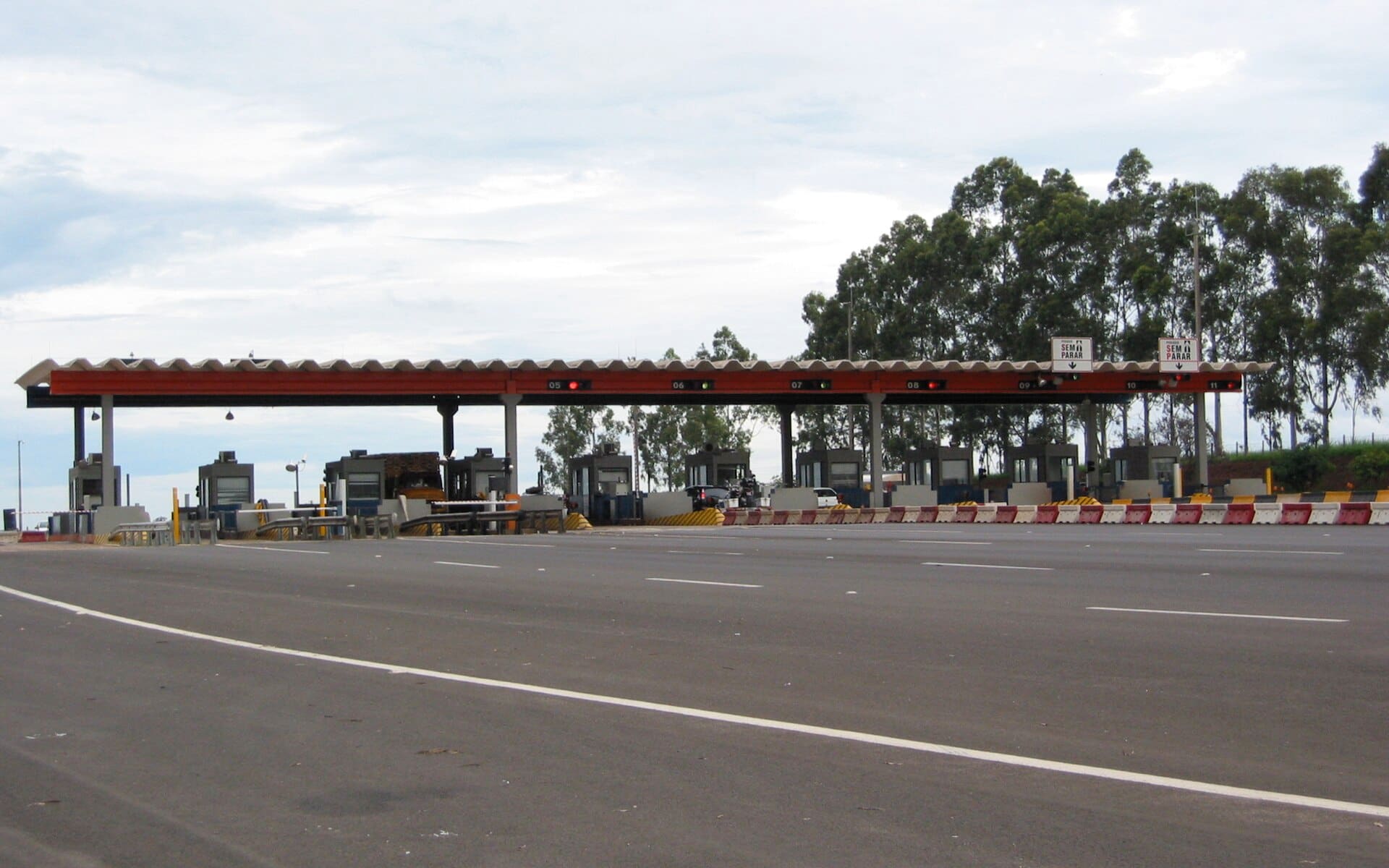 Praça de pedágio da rodovia Washington Luís, no estado de São Paulo