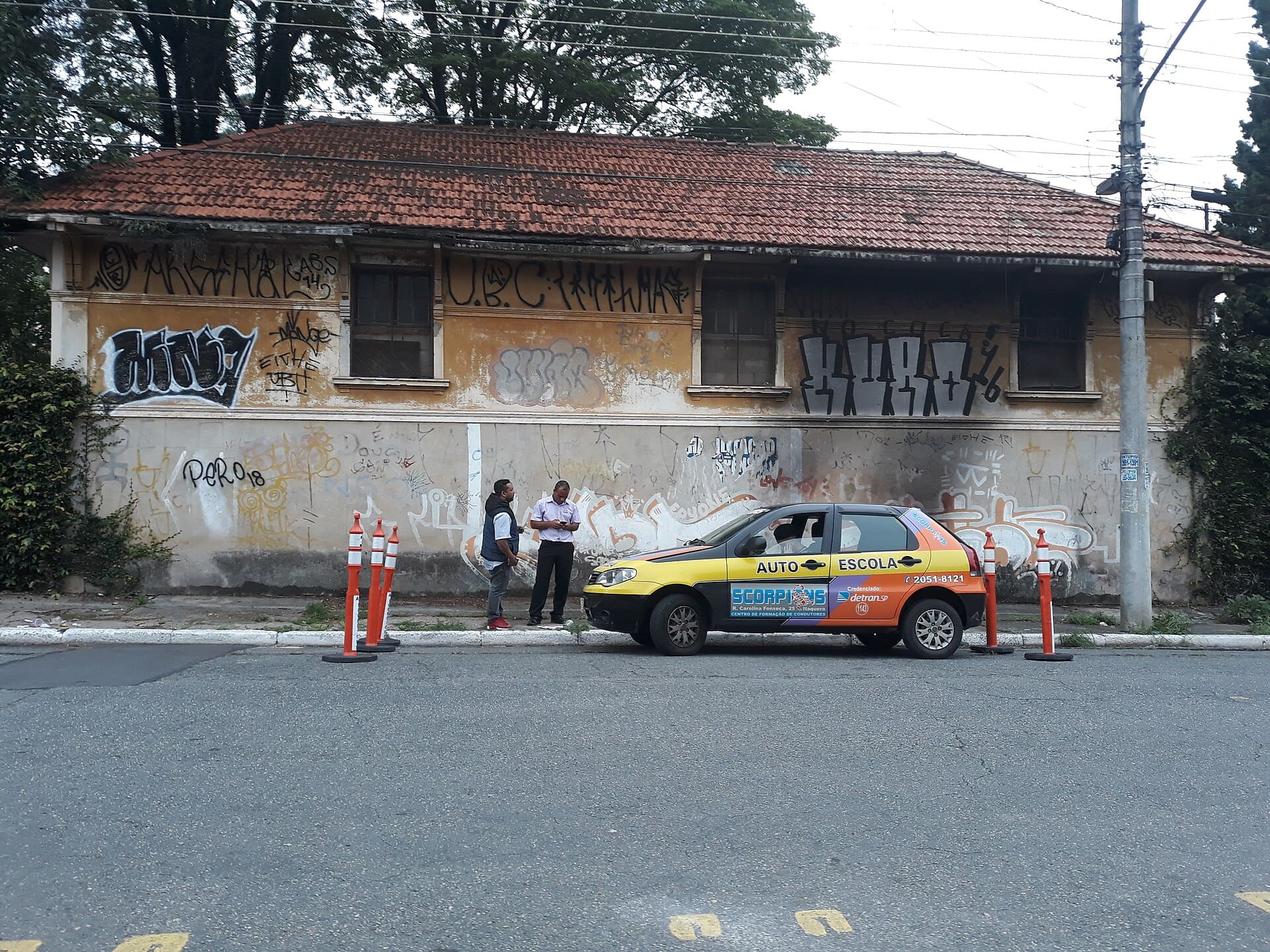 Carro de autoescola durante aula prática em rua de São Paulo