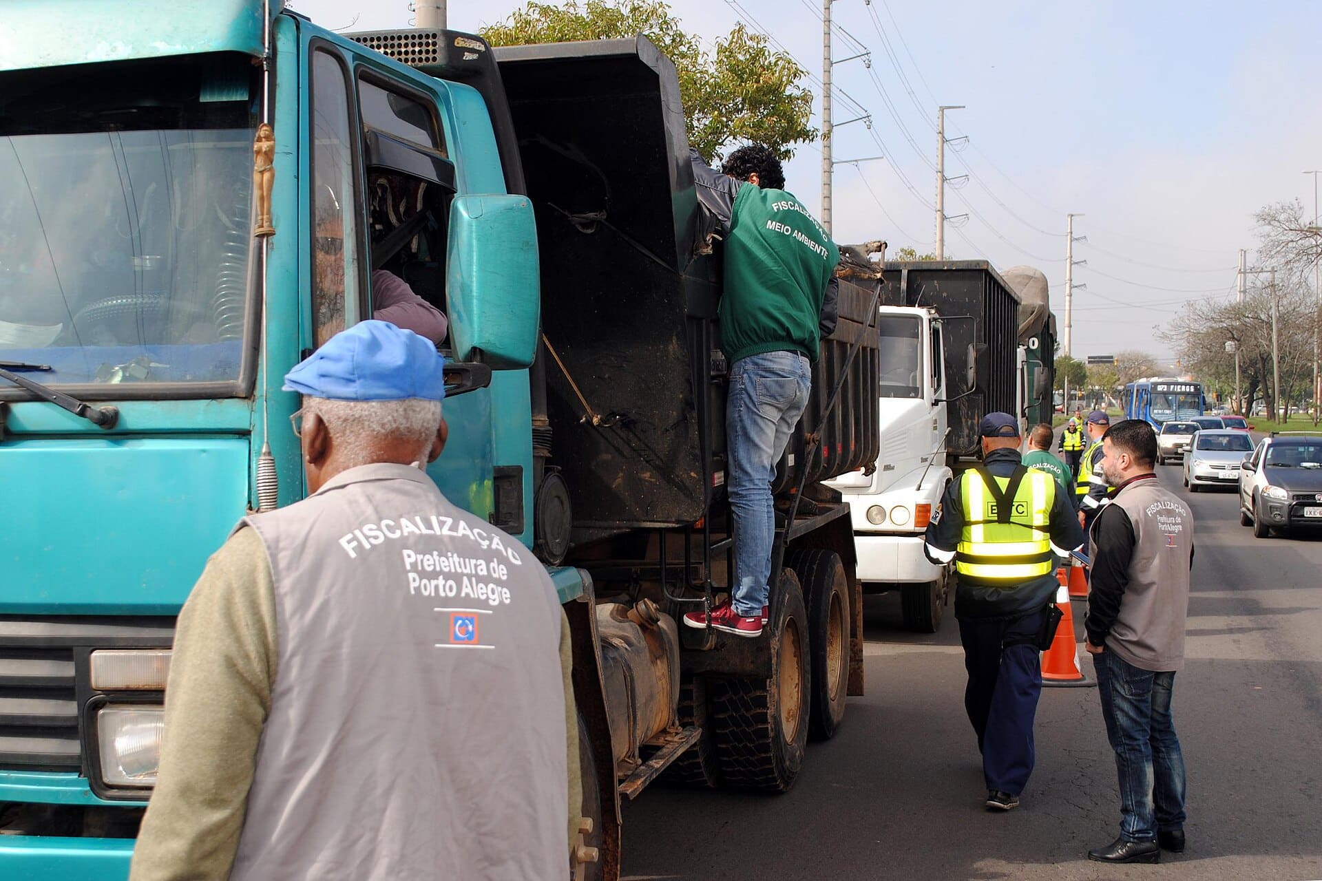 Fiscalização de caminhões e motoristas profissionais em operação de trânsito