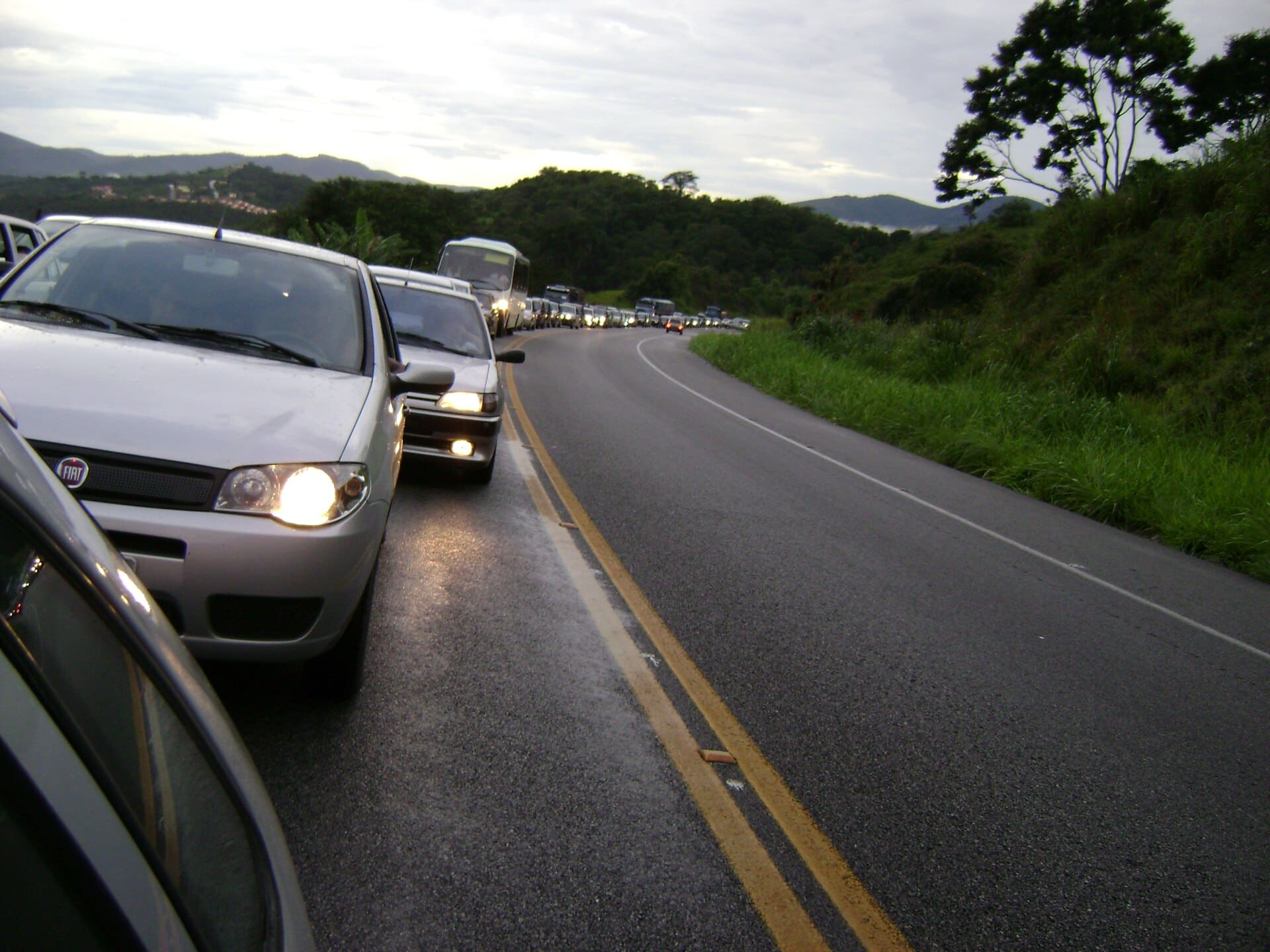 Trânsito de veículos na rodovia BR-381, em Minas Gerais