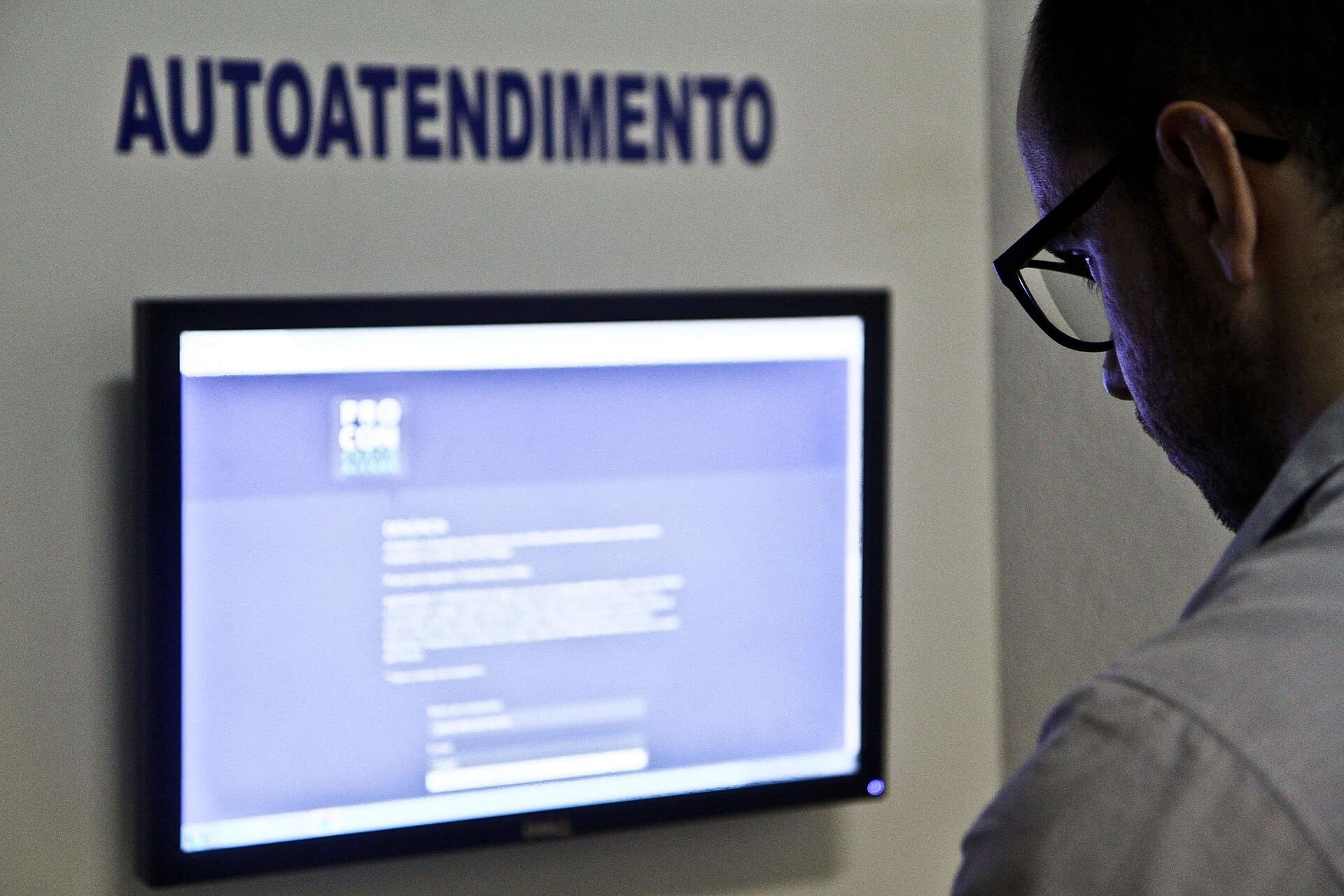 Totem de autoatendimento usado para consulta de serviços públicos no Brasil