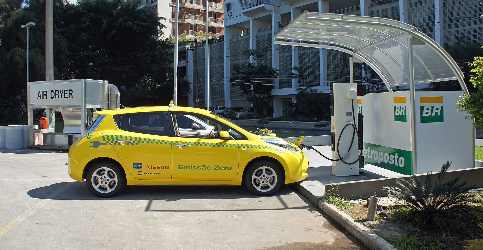 Carro elétrico conectado a eletroposto de recarga no Rio de Janeiro