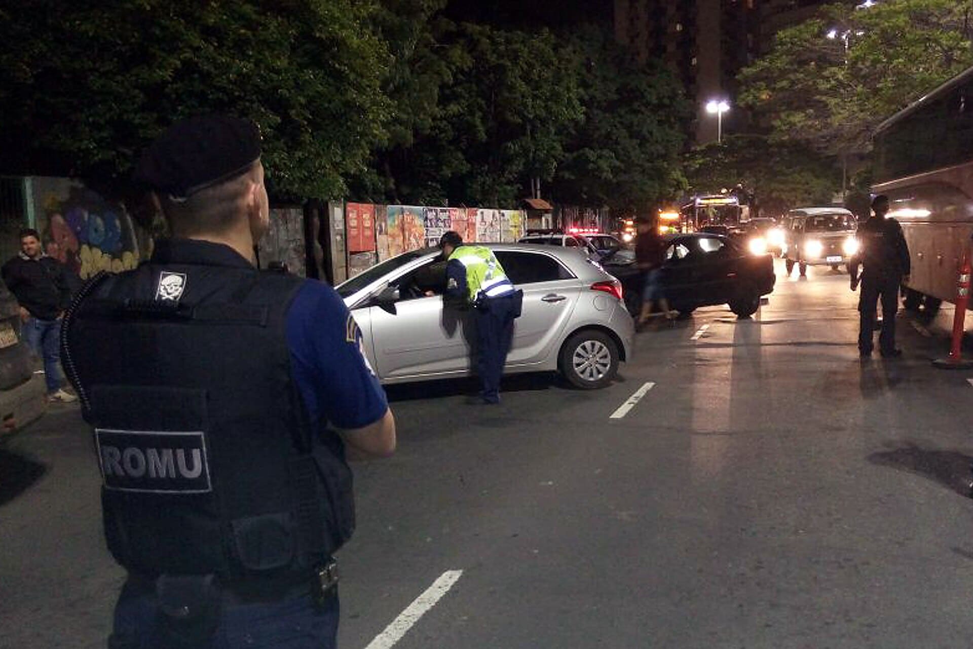 Blitz noturna de fiscalização de trânsito com abordagem de veículos