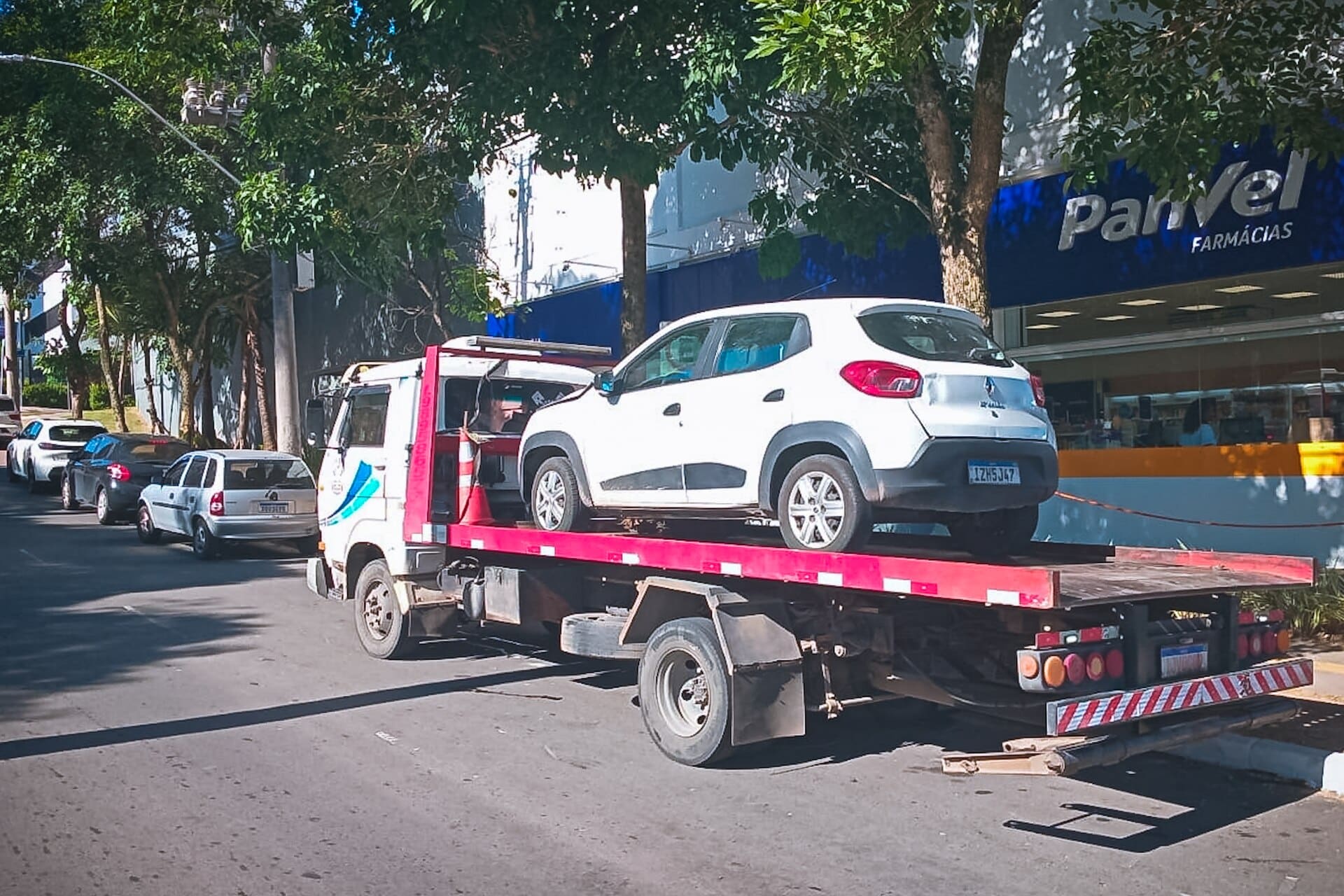 Guincho recolhe veículo durante ação de fiscalização de trânsito