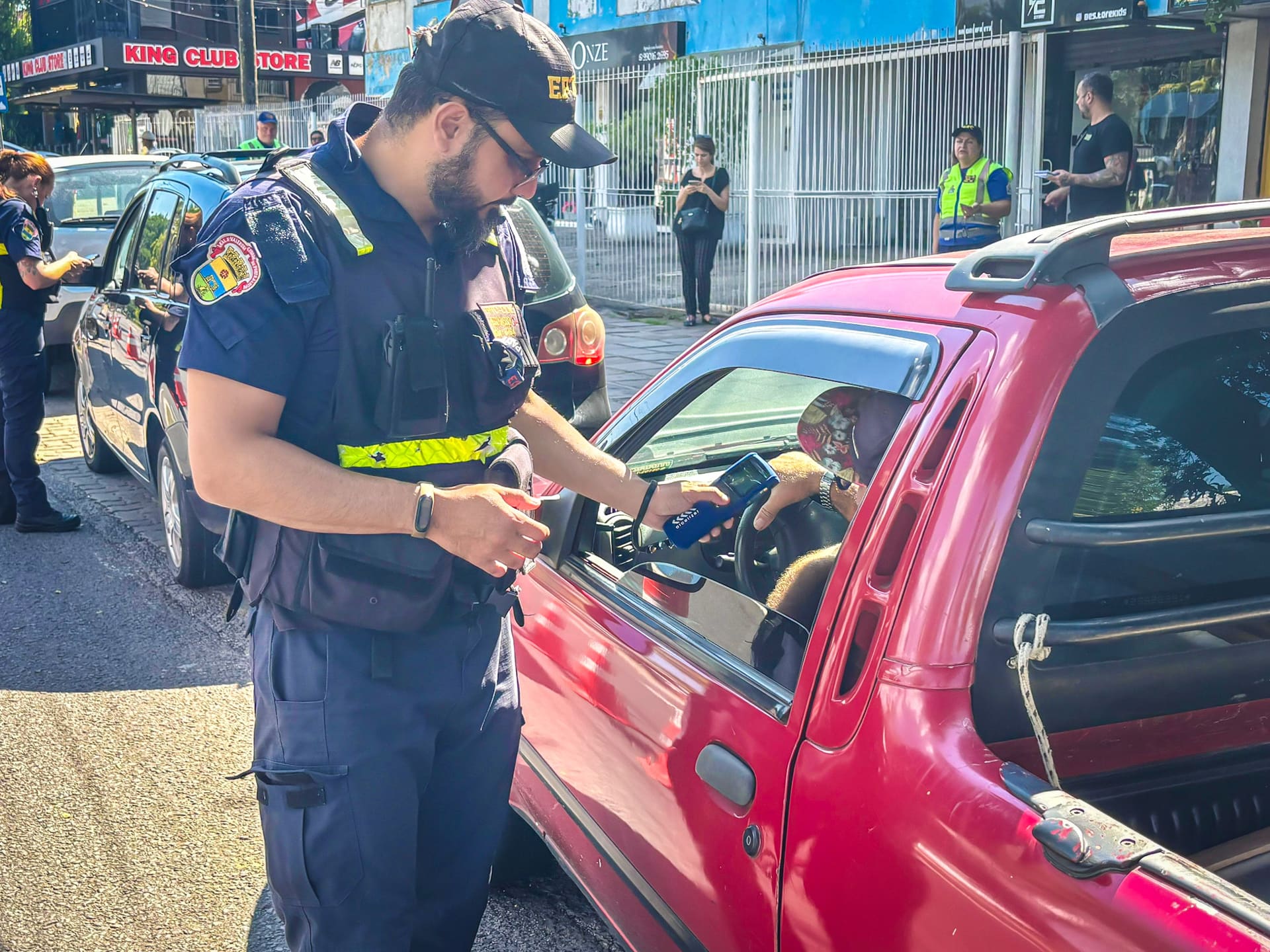 Agente de trânsito aborda motorista durante fiscalização em via urbana de Porto Alegre