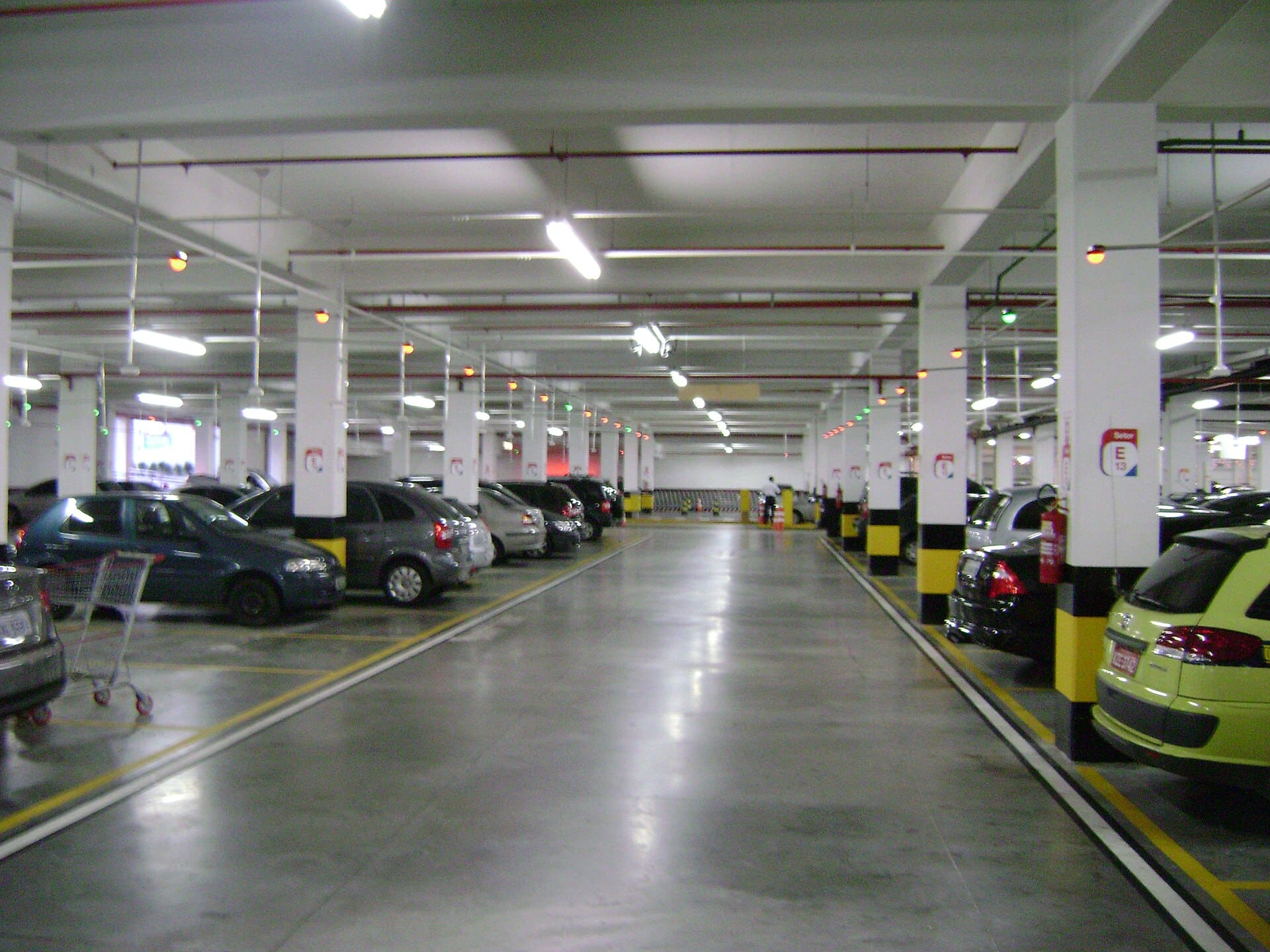 Estacionamento coberto lotado de veículos em shopping no Rio de Janeiro
