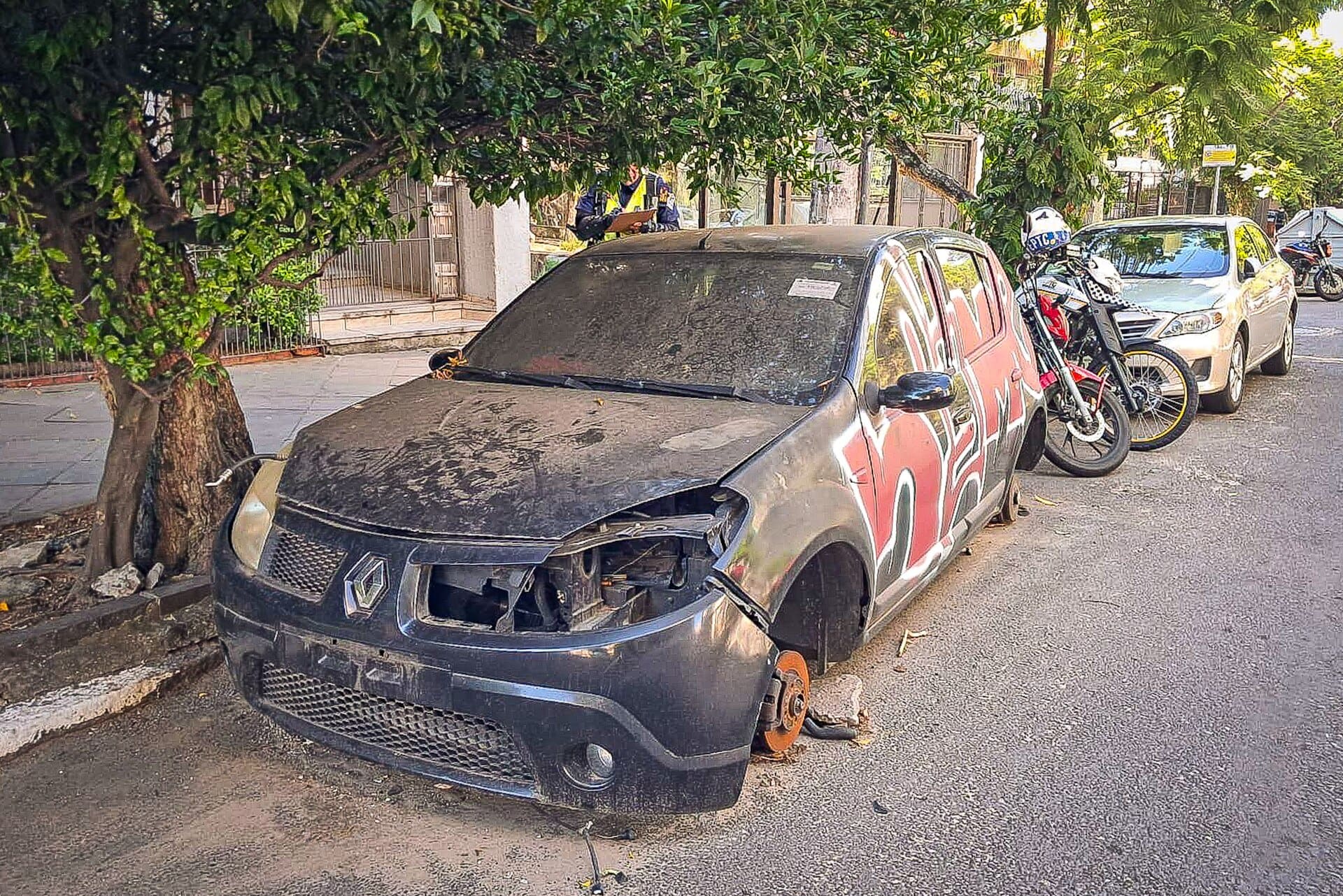 Veículo destruído e abandonado em via pública antes da remoção