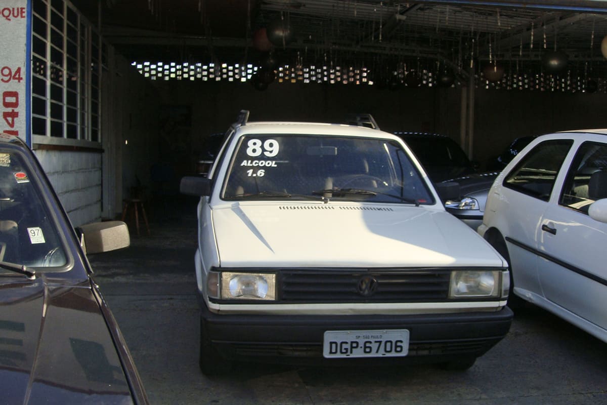 Carro usado exposto para venda em loja de veículos no interior de São Paulo