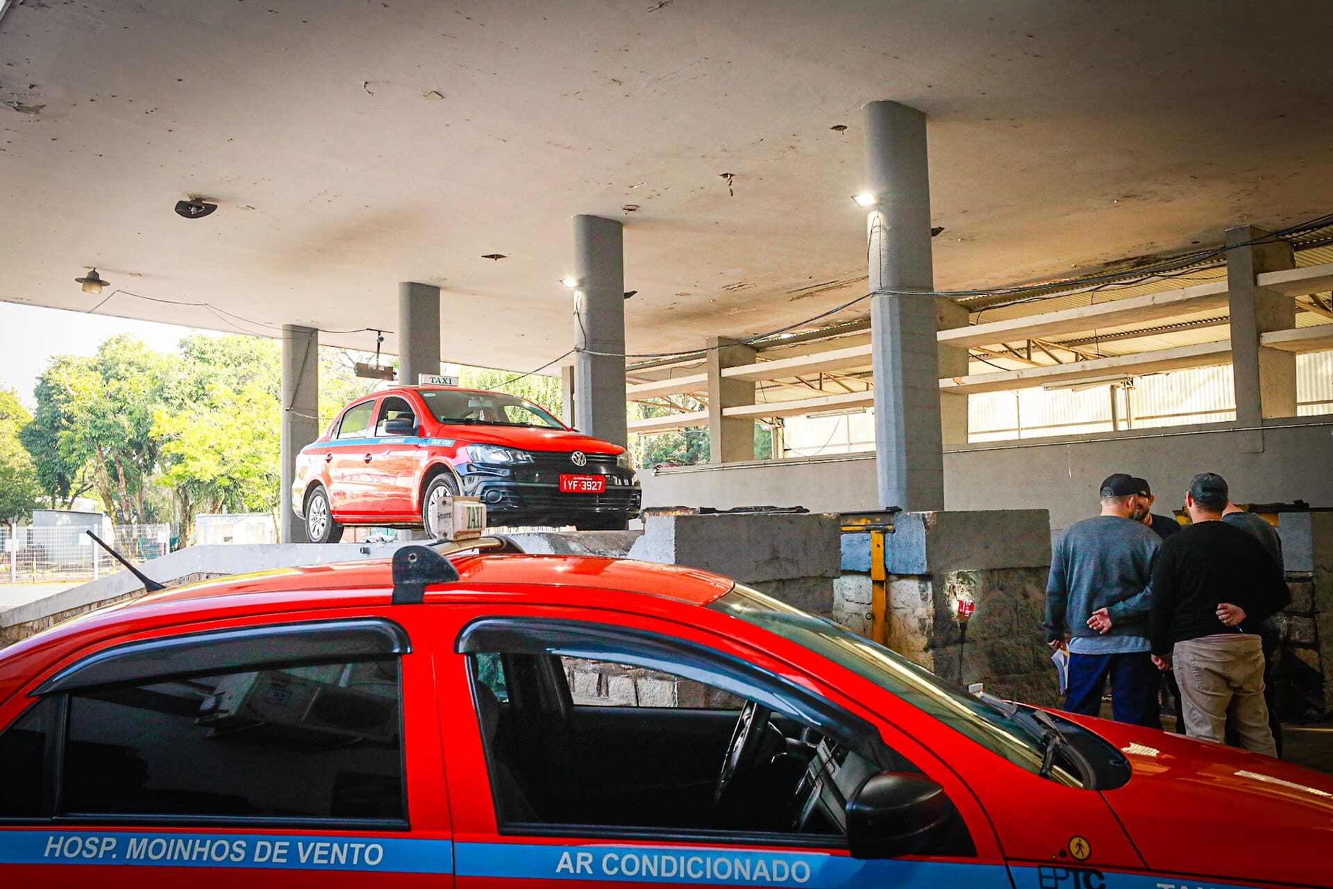 Veículos em fila no pátio de um centro de inspeção veicular