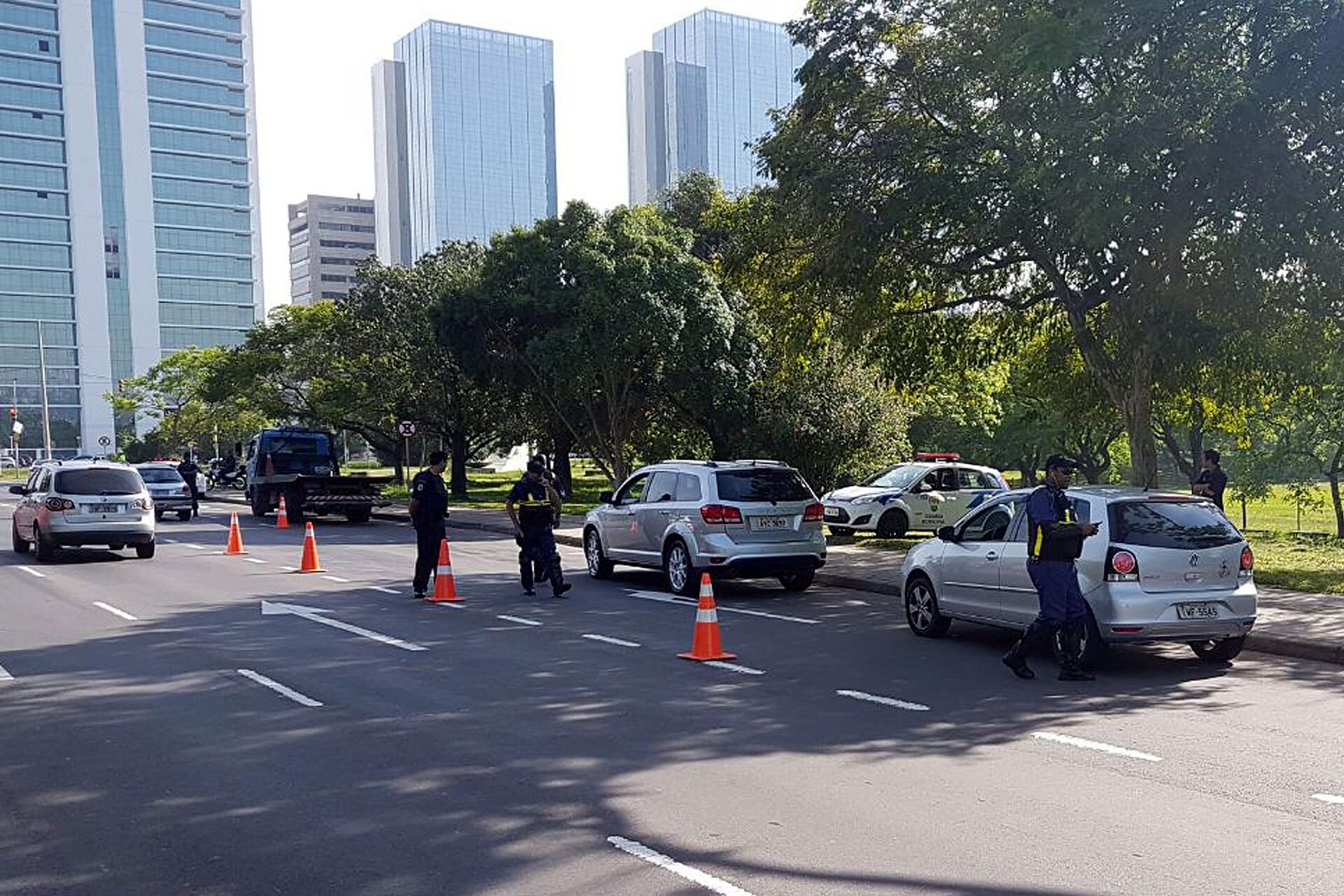 Operação de fiscalização de trânsito com abordagem de veículos em avenida brasileira