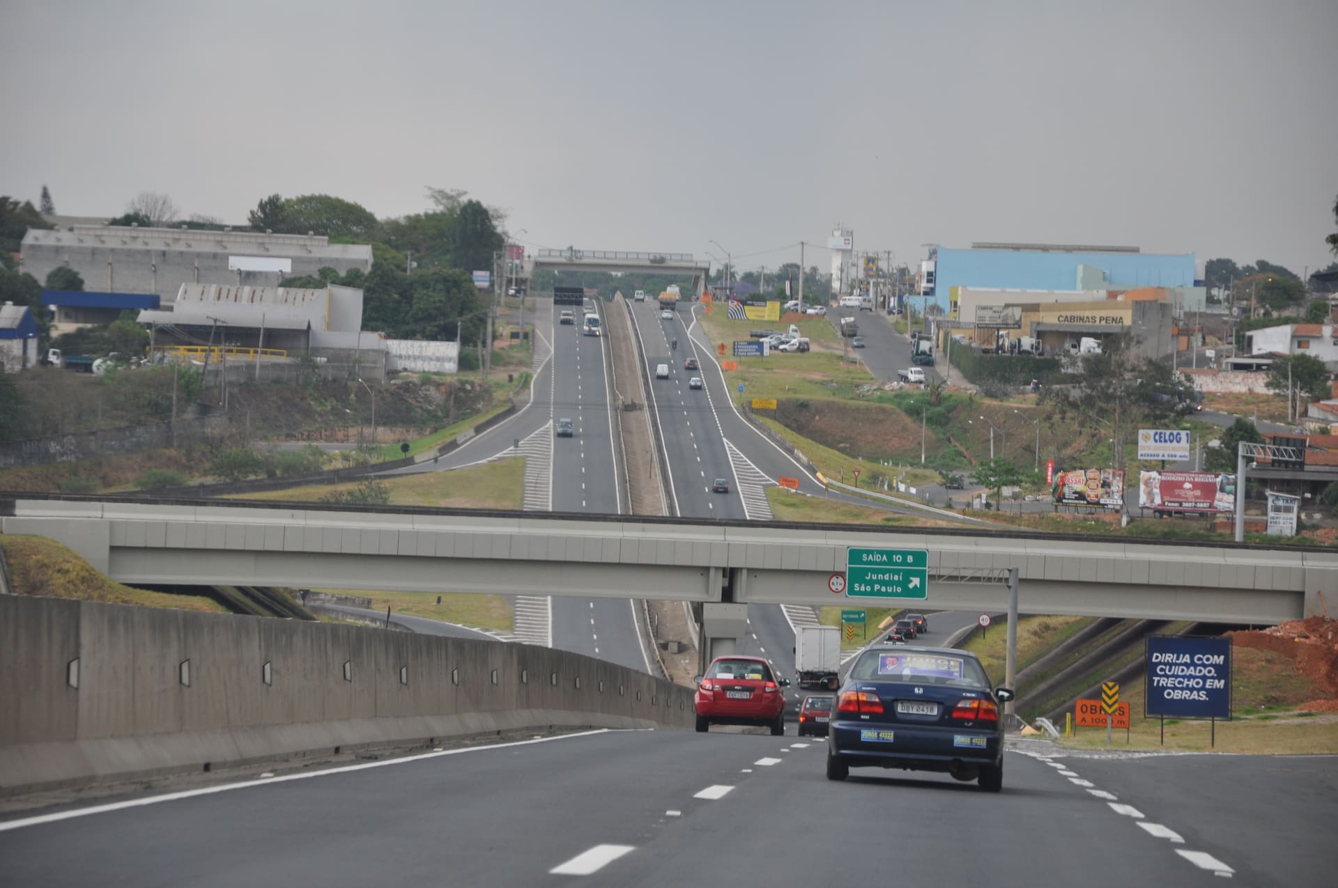 Tráfego de automóveis na Rodovia dos Bandeirantes no estado de São Paulo