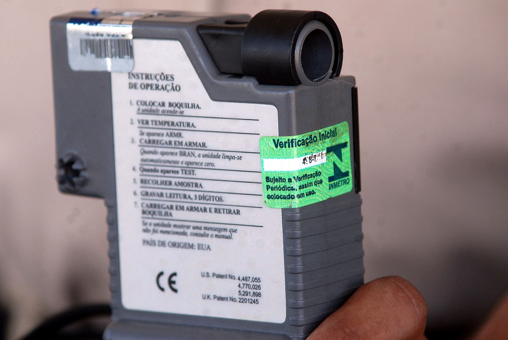 Etilômetro usado em fiscalização de trânsito no Brasil, com selo de verificação do Inmetro