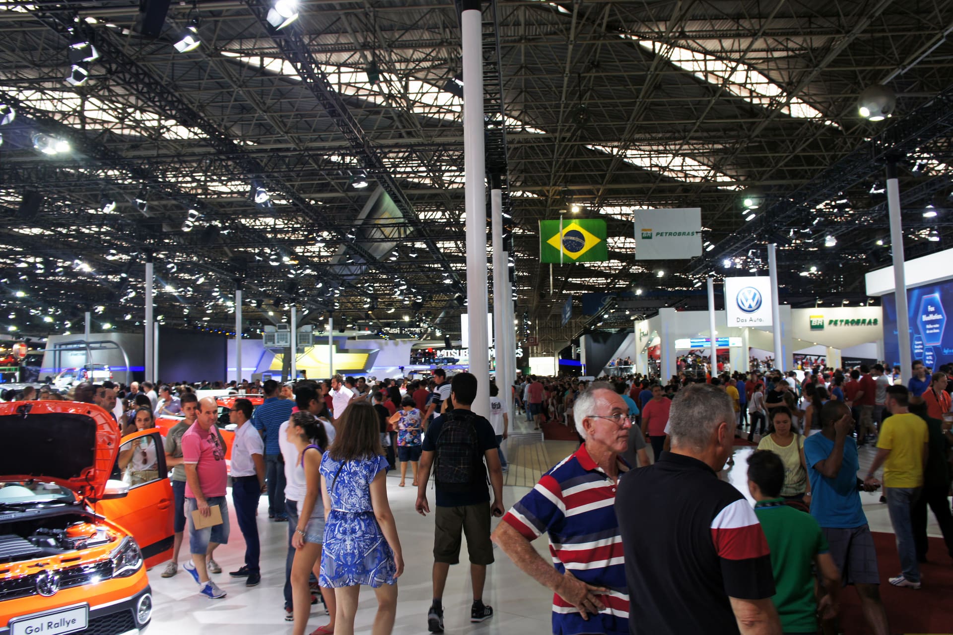 Visão geral do Salão Internacional do Automóvel em São Paulo, com público e carros novos expostos